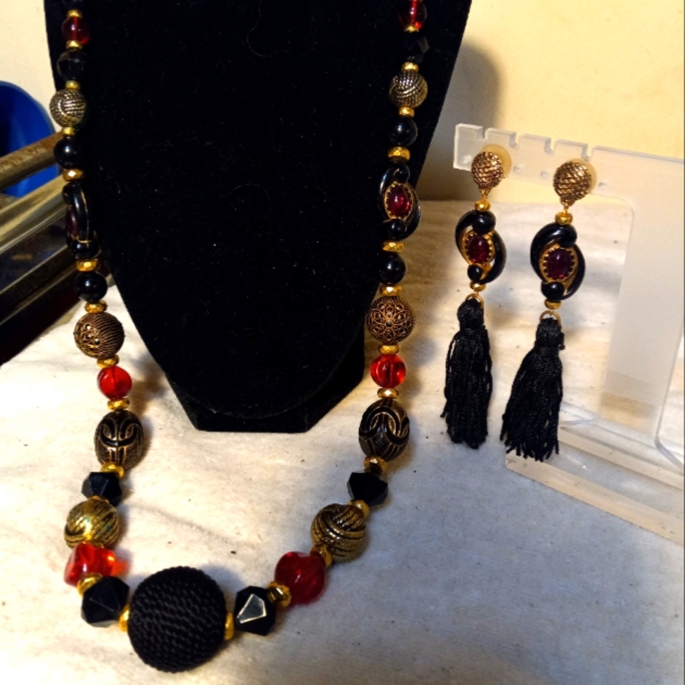 Not new,never worn 2pc 28inch necklace and matching pierced earrings with tassel